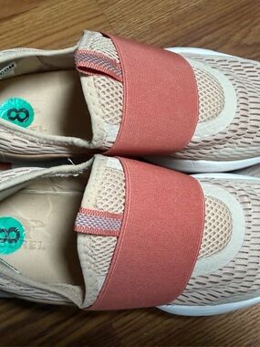 Sorel Kinetics Women's Slip-On Sneakers in Blush and Coral Size 8 Like New